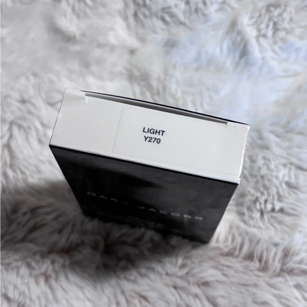 Marc Jacobs Shameless Longwear Foundation in Light Y270 - Picture 6 of 6